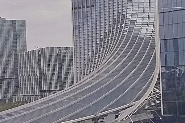 沈陽幕墻工程依托東北老工業(yè)基地，引領(lǐng)全球玻璃幕墻裝飾！